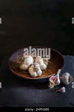 Stilisiertes Bild von Knoblauch, aufgenommen in einem Studio mit professioneller Beleuchtung Stockfoto