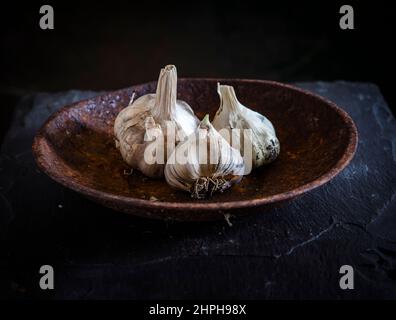 Stilisiertes Bild von Knoblauch, aufgenommen in einem Studio mit professioneller Beleuchtung Stockfoto