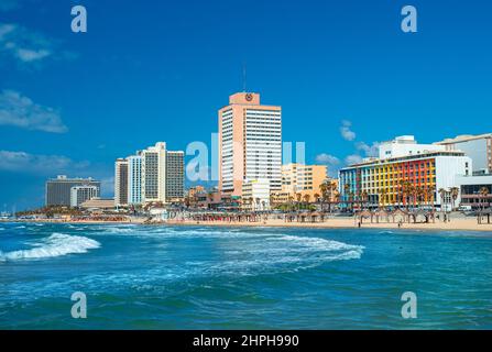 Tel-Aviv, Israel - 26. März 2019: Wunderschöne Aussicht auf das Royal Beach Residential Resort und das blaue Meer im Sommer Stockfoto