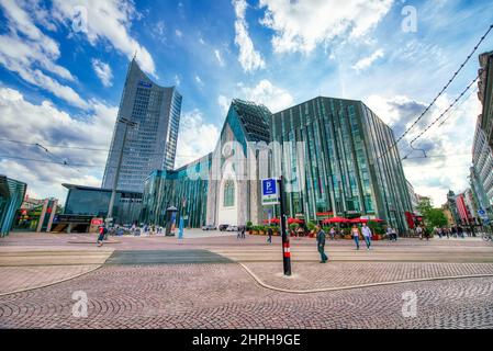 Leipzig, Deutschland - 17. Juli 2016: Moderne und antike Gebäude am Augustusplatz Stockfoto