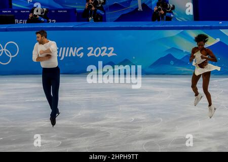 Peking, Hebei, China. 18th. Februar 2022. Eric RADFORD und Vanessa JAMES (CAN) treten während der Olympischen Winterspiele 2022 in Peking, Hebei, China, beim Pair Figure Skating Short Program Wettbewerb im Capital Indoor Stadium auf. (Bild: © Walter G. Arce Sr./ZUMA Press Wire) Stockfoto