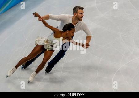 Peking, Hebei, China. 18th. Februar 2022. Eric RADFORD und Vanessa JAMES (CAN) treten während der Olympischen Winterspiele 2022 in Peking, Hebei, China, beim Pair Figure Skating Short Program Wettbewerb im Capital Indoor Stadium auf. (Bild: © Walter G. Arce Sr./ZUMA Press Wire) Stockfoto