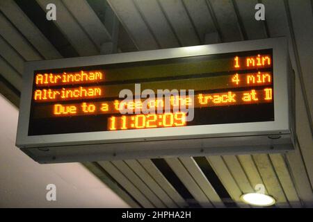 Metrolink Tram Service Schild, Manchester, Greater Manchester, UK, informiert Passagiere Baumblöcke Spur im Irk Valley als die sintflutartigen regen und heftigen Stürme des Sturms franklin Leichtigkeit. Stockfoto