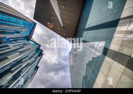 Moderne Stadtgebäude im Business Center, Blick nach oben in den Himmel Stockfoto