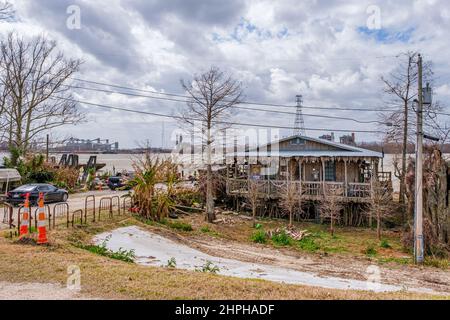 NEW ORLEANS, LA, USA - 16. FEBRUAR 2022: Landhaus am Mississippi Fluss außerhalb des Hochwasserschutzdeiches Stockfoto