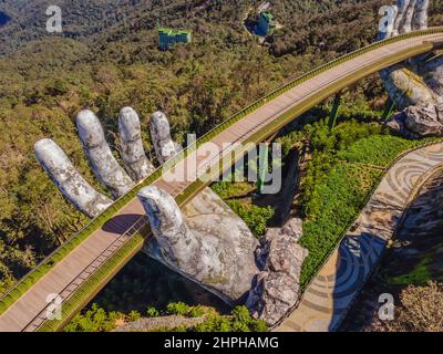 Top Luftaufnahme der berühmten Golden Bridge wird von zwei riesigen Händen in der Ferienanlage auf Ba Na Hill in Da Nang, Vietnam angehoben Stockfoto