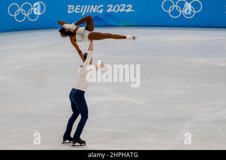 Peking, Hebei, China. 18th. Februar 2022. Eric RADFORD und Vanessa JAMES (CAN) treten während der Olympischen Winterspiele 2022 in Peking, Hebei, China, beim Pair Figure Skating Short Program Wettbewerb im Capital Indoor Stadium auf. (Bild: © Walter G. Arce Sr./ZUMA Press Wire) Stockfoto