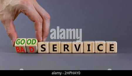 Symbol für guten oder schlechten Service. Geschäftsmann dreht Würfel und ändert Worte schlechten Service in guten Service. Schöne graue Tabelle grauen Hintergrund. Gute Geschäfte Stockfoto