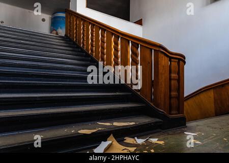 Legnica, Polen - April 2021: Alte Holztreppe im alten Ognisko-Kino Stockfoto