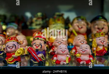 Singapur - 08. September 2019: Auswahl an Porzellan-Souvenir-Figuren des Lachenden buddha auf dem Chinatown-Markt zum Verkauf Stockfoto