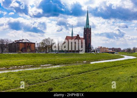 Legnica, Polen - April 2021: Römisch-katholische Pfarrei St. Jack am Fluss Kaczawa Stockfoto