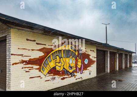 Zawiercie, Polen - April 2021: Street Art Malerei an Garagenwänden Stockfoto