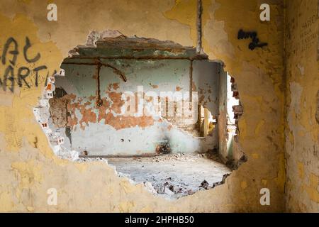 Legnica, Polen - April 2021: Großes Loch in der Wand im alten Gebäude Stockfoto