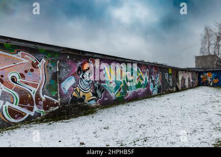 Zawiercie, Polen - April 2021: Street Art Malerei an Garagenwänden Stockfoto