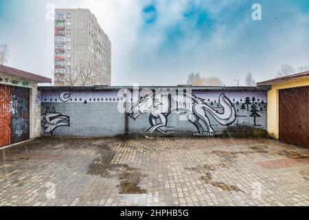 Zawiercie, Polen - April 2021: Street Art Malerei an Garagenwänden Stockfoto