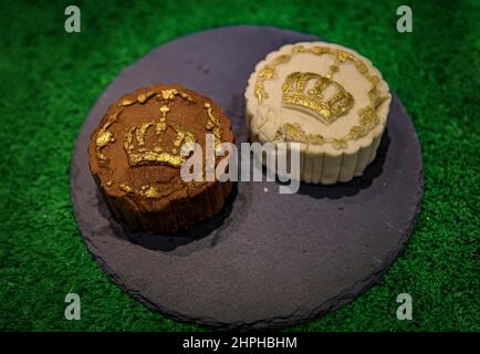 Kunstvolle, frisch zubereitete traditionelle chinesische Mondkuchen, die auf dem Herbstfest in Singapur zum Verkauf angeboten werden Stockfoto