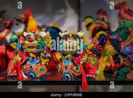 Singapur - 08. September 2019: Zwei chinesische Schutzfoo-Hunde mit Schwertern Souvenir-Figuren, die auf dem Chinatown-Markt zu verkaufen sind Stockfoto