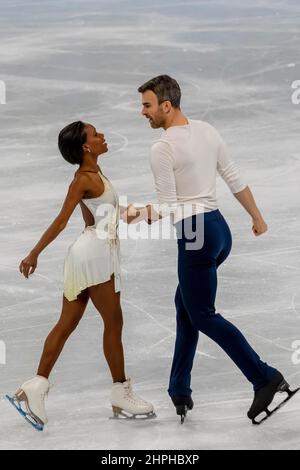 Peking, Hebei, China. 18th. Februar 2022. Eric RADFORD und Vanessa JAMES (CAN) treten während der Olympischen Winterspiele 2022 in Peking, Hebei, China, beim Pair Figure Skating Short Program Wettbewerb im Capital Indoor Stadium auf. (Bild: © Walter G. Arce Sr./ZUMA Press Wire) Stockfoto