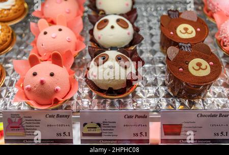 Singapur - 12. September 2019: Frisch zubereitetes, gemischtes Gebäck in Bären- und Pandaform, das in einer japanischen Bäckerei-Kette von Chateraise zum Verkauf angeboten wird Stockfoto