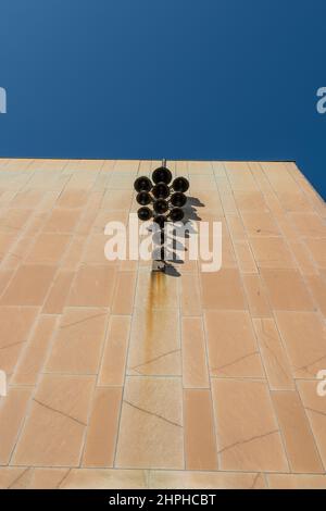 Falkenberg, Schweden - Mai 29 2021: Glockenspiel 15 an der Wand eines Gebäudes Stockfoto