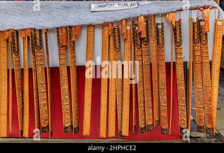 Singapur - 08. September 2019: Auswahl von warnenden Strafherrschern mit Preisschildern auf dem Chinatown-Markt zum Verkauf als Souvenirs Stockfoto