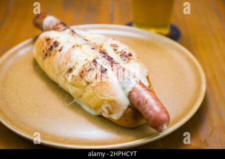 Köstliche Nahaufnahme des traditionellen uruguayischen Hot Dogs (pancho) Stockfoto