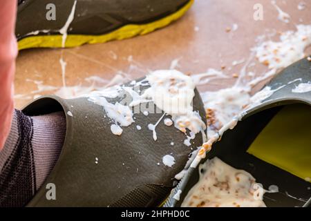 Verschüttete Milchprodukte über den gesamten Ort. Stockfoto