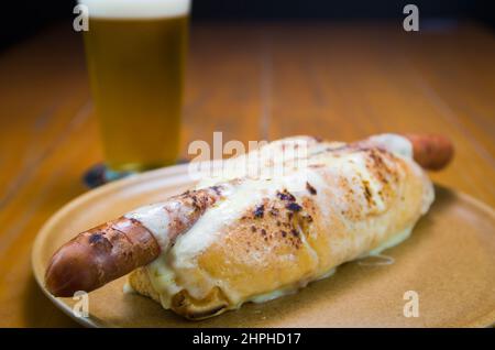 Köstliche Nahaufnahme des traditionellen uruguayischen Hot Dogs (pancho) Stockfoto