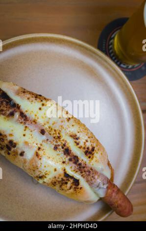 Köstliche Nahaufnahme des traditionellen uruguayischen Hot Dogs (pancho) Stockfoto