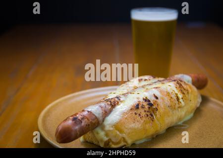 Köstliche Nahaufnahme des traditionellen uruguayischen Hot Dogs (pancho) Stockfoto