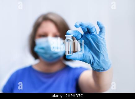 Eine Ärztin in Handschuhen und einer medizinischen Maske Stockfoto