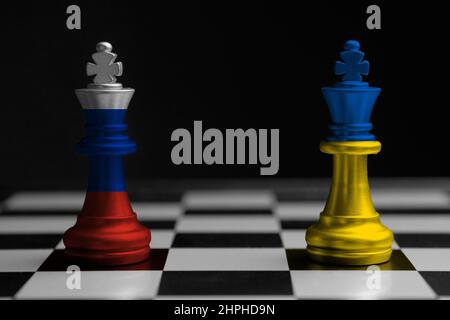 Politischer Konflikt zwischen der Russischen Föderation und der Ukraine. Wirtschaftskrise. Schachfiguren sind mit Fahnen gefärbt Stockfoto