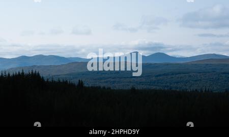 Ein Fernblick auf Ben Alder von der anderen Seite des Loch Rannoch, mit dem Rannoch-Wald im Vordergrund, Tay Forest Park, Schottland, Vereinigtes Königreich Stockfoto