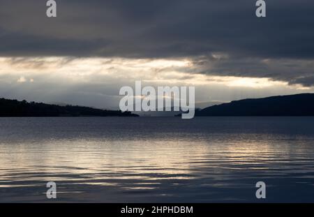 Ein Blick auf die Länge des Loch Rannoch vom Ostufer bei Sonnenuntergang in Richtung Stob na Cruaiche, Rannoch, Schottland, Vereinigtes Königreich Stockfoto
