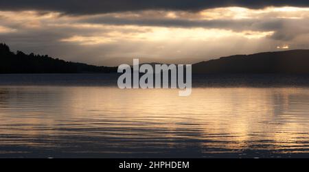 Ein Blick auf die Länge des Loch Rannoch vom Ostufer bei Sonnenuntergang in Richtung Stob na Cruaiche, Rannoch, Schottland, Vereinigtes Königreich Stockfoto