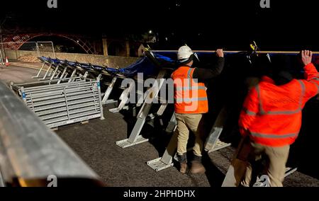 Arbeiter bauen am Fluss Severn in Ironbridge, Shropshire, Hochwasserschutzmaßnahmen auf, nachdem sie eine seltene „beharrliche“ Warnung über Wharfage, Ironbridge und Wribbenhall, Bewdley, erhalten hatten, wo steigende Wasserstände ein „erhebliches Risiko für das Leben“ darstellen, wobei einige Bewohner gebeten wurden, ihre Häuser zu evakuieren. Der Sturm Franklin ist in ganz Großbritannien umgezogen, nur wenige Tage nachdem der Sturm Eunice Gebäude zerstört und 1,4 Millionen Häuser ohne Strom gelassen hat. Bilddatum: Montag, 21. Februar 2022. Stockfoto