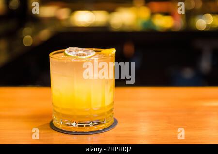 Nahaufnahme eines köstlichen Orangen- und Zitronengetränks in Retro-Glas Stockfoto