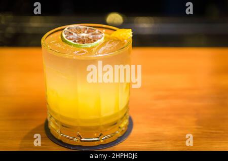 Nahaufnahme eines köstlichen Orangen- und Zitronengetränks in Retro-Glas Stockfoto