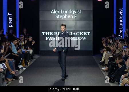 New York, New York, USA. 17th. Februar 2022. Alex Lundqvist trägt das Kleid von Stephen F läuft auf dem Laufsteg für die Blue Jacket Fashion Show zur Unterstützung der Erforschung von Prostatakrebs im Cadillac House (Foto: © Lev Radin/Pacific Press via ZUMA Press Wire) Stockfoto