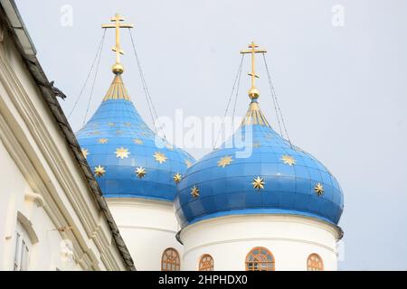 St. Georgs-Kathedrale des St. Georgs-Klosters an der Quelle des Volkhov-Flusses, am Ufer des Ilmensees. Weliki Nowgorod, Russland Stockfoto