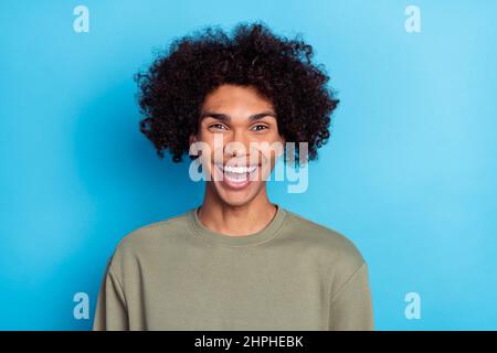 Foto von Jugend fröhlich Kerl gute Laune lachen humorvolle Komödie april isoliert über blauen Hintergrund Stockfoto