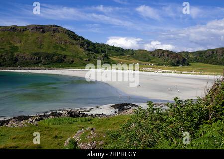 Der atemberaubende weiße Sandstrand an der Calgary Bay auf der Isle of Mull mit Calgary Bay Wild Camping im Hintergrund, Inner Hebrides, Schottland, Großbritannien Stockfoto