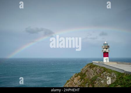 Dramatischer Regenbogen über dem Leuchtturm Kap Ortegal an einer stürmischen Atlantikküste im Norden Galiciens, Spanien Stockfoto