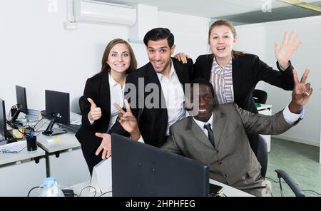 Freundliches Team von Mitarbeitern im Büro Stockfoto