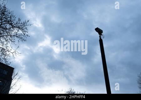 CCTV-Luftkamera vor einem launischen Winterhimmel Stockfoto