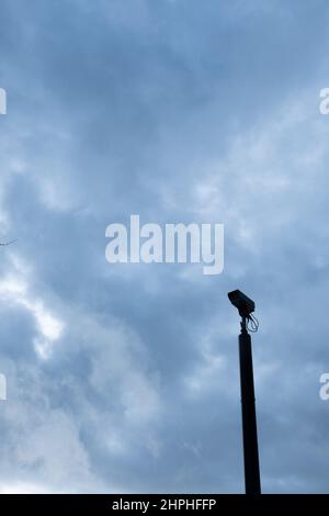 CCTV-Luftkamera vor einem launischen Winterhimmel Stockfoto
