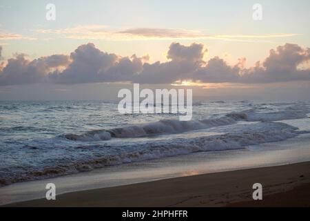 Kekaha Beach auf Kauai an einem stürmischen Tag Stockfoto