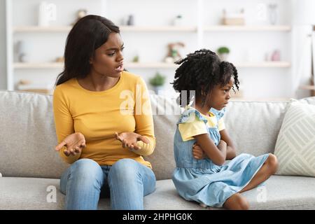 Konflikte Mit Übergeordneten Untergeordneten Kindern. Junge Schwarze Mutter Beschimpft Beleidigt Kleines Mädchen Stockfoto