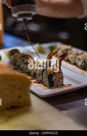 Dynamische Sushi-Rollen werden im Restaurant-Kitc zubereitet Stockfoto