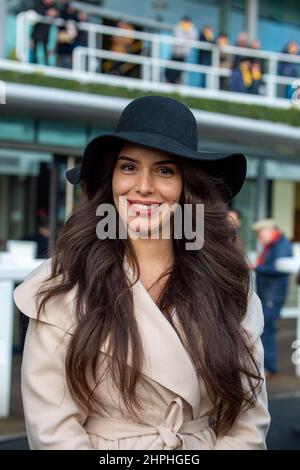 Ascot, Bergen, Großbritannien. 19th. Februar 2022. Damenmode - Wintermützen und -Mäntel auf der Rennbahn Ascot. Quelle: Maureen McLean/Alamy Stockfoto